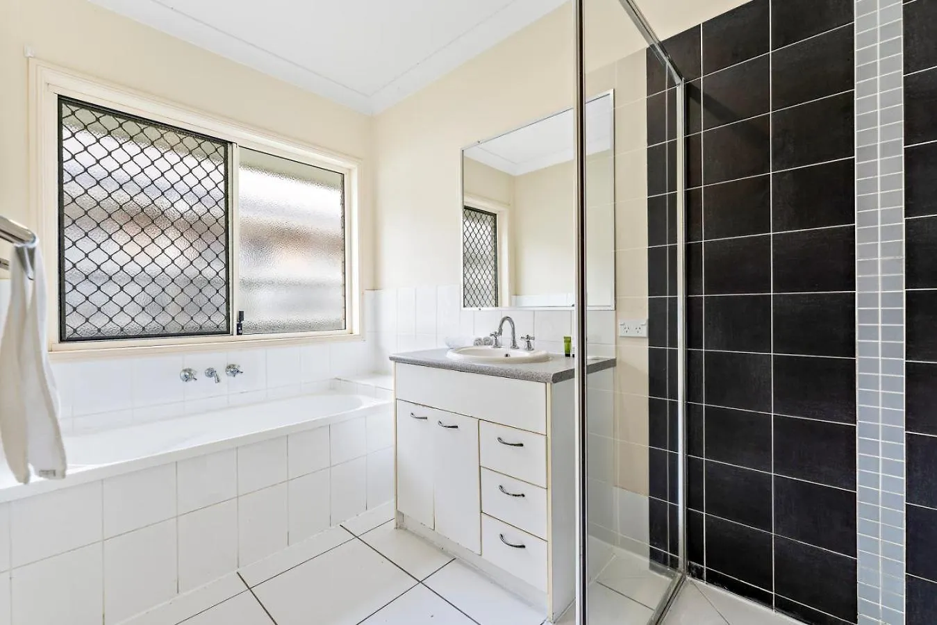 Urban Escape Spacious Home In Rothwell Sleeps 8 Deception Bay Holiday home