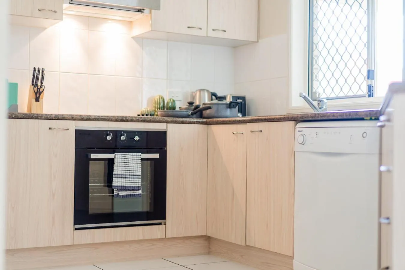 Urban Escape Spacious Home In Rothwell Sleeps 8 Deception Bay 0*,  Australia