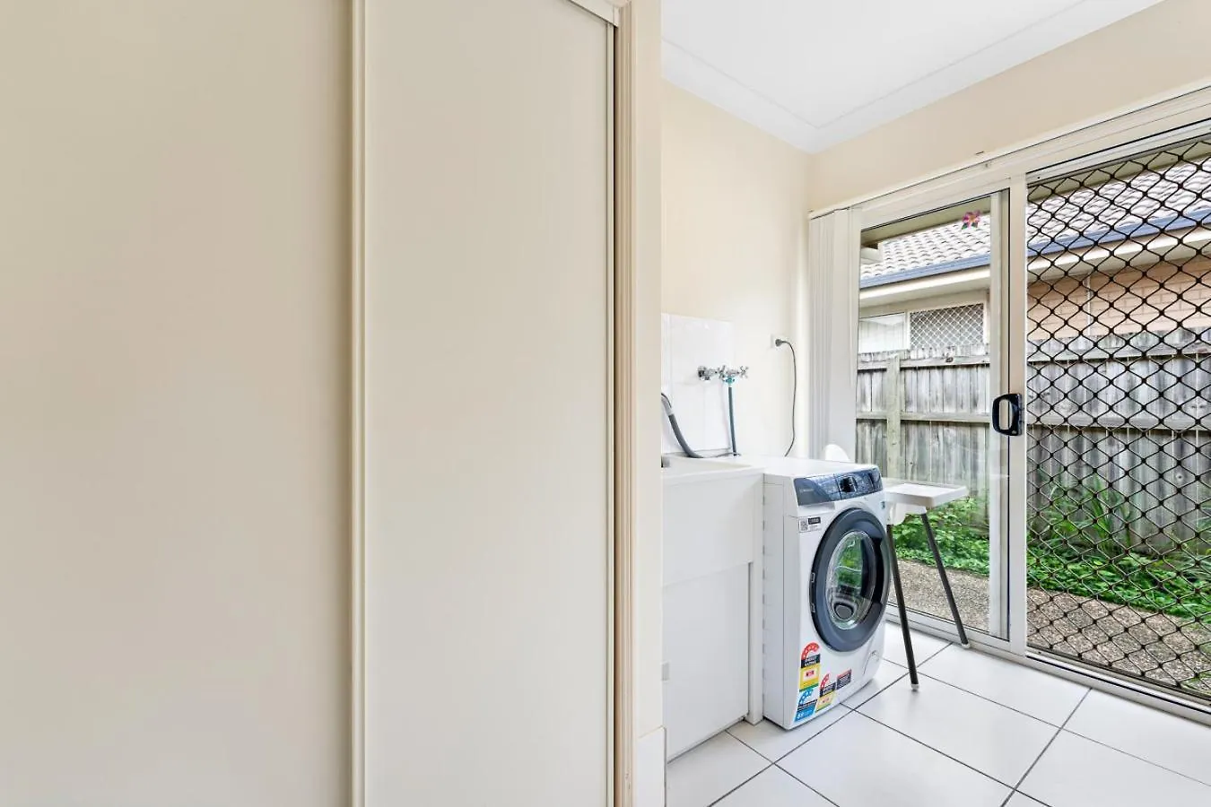 Holiday home Urban Escape Spacious Home In Rothwell Sleeps 8 Deception Bay